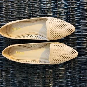 Almost brand new! Mia Esie pointed toe flats